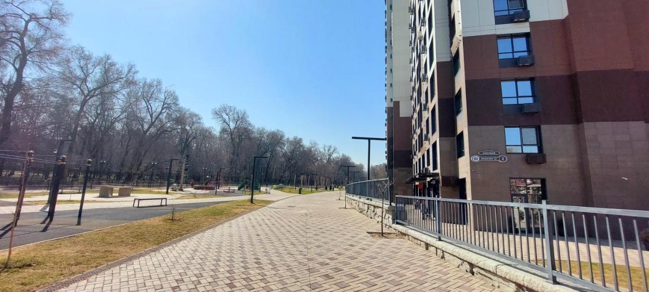 Уютная Стильная Квартира Возле Центрального Парка Горького! Appartamento Almaty Esterno foto